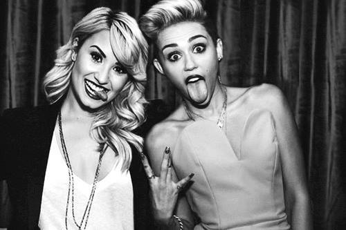 Miley Cyrus and Demi Lovato are still pals (Twitter)