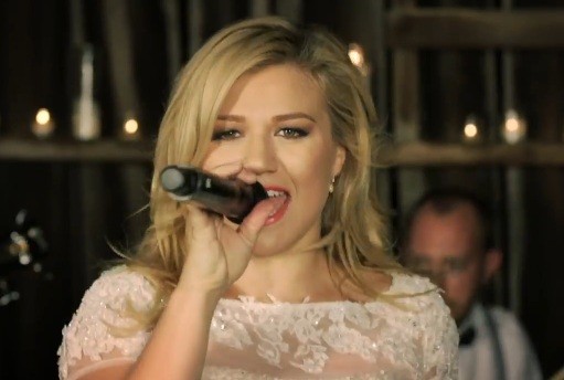 Kelly Clarkson is keen to be a mother (YouTube)